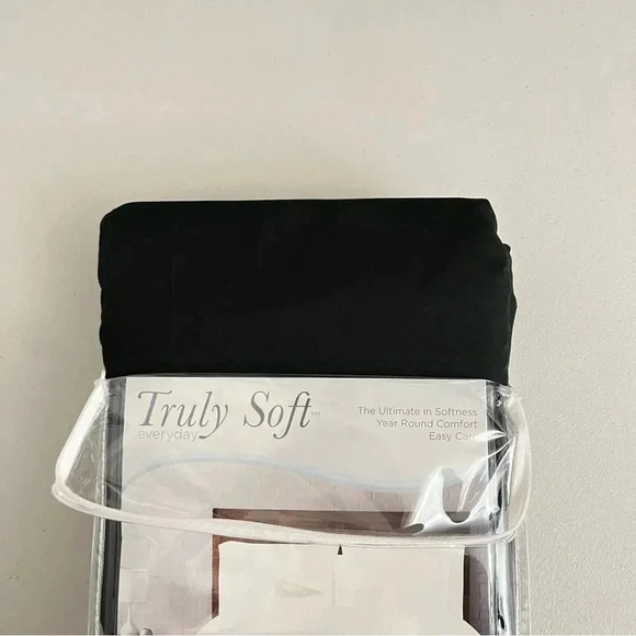 Truly Soft Everyday Duvet Cover and Shams Mini Set Black Full/ Queen - Picture 2 of 5